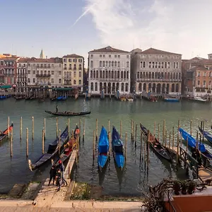 https://design-apartment-with-balcony-on-the-grand-canal.hotelslidodijesolo.com