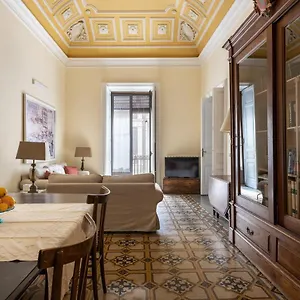 https://catania-city-center-historical-building-home.catania-hotels.net
